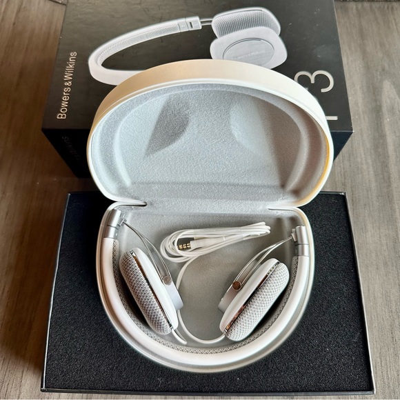 Bowers & Wilkins P3 Headphones - White and Gray - Picture 7 of 9